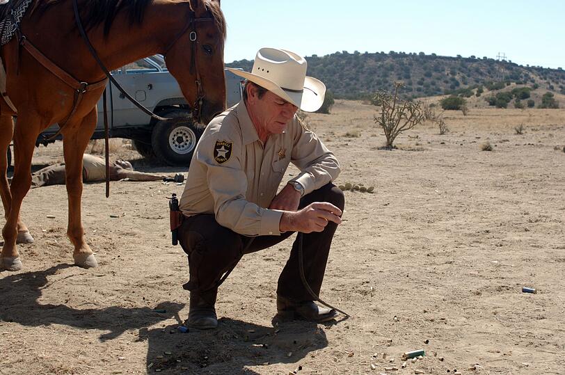 Sheriff Bell (Tommy Lee Jones) am Schauplatz des Verbrechens. Sheriff Bell (Tommy Lee Jones) am Schauplatz des Verbrechens.