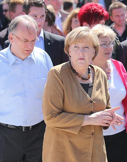 Bundeskanzlerin Angela Merkel (CDU) besucht am einen Hochwasserschwerpunkt an einem Deich aus Sandsäcken in Bitterfeld-Wolfen