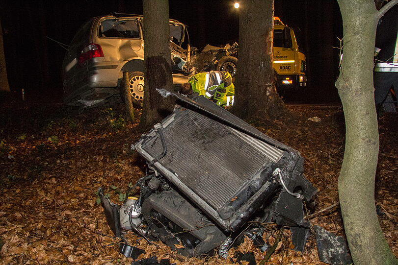 Eine Fahranfängerin verunglückte am Mittwochabend mit einer Beifahrerin im Waldstück bei Pallin, weil das Heck ausbrach. Beide wurden schwer verletzt. Das Auto wurde komplett beschädigt.