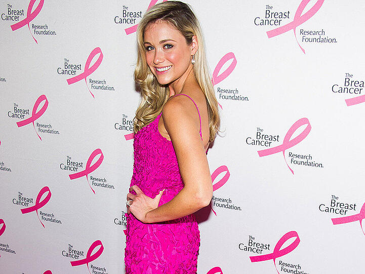 Katrina Bowden passt farblich perfekt zum pinken Teppich der Brustkrebs Stiftung in New York