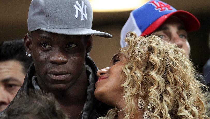 Fanny Neguesha zusammen mit Mario Balotelli Fanny Neguesha zusammen mit Mario Balotelli