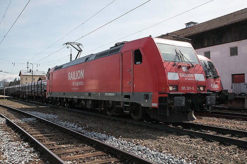 Während der Löscharbeiten am Bahndamm wurde der Zugverkehr eingestellt. Die Bilder vom Feuerweheinsatz.
