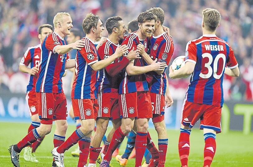 Sebastian Rode, Philipp Lahm, Thiago, Xabi Alonso (v.l.) tummeln sich alle im defensiven Mittelfeld.