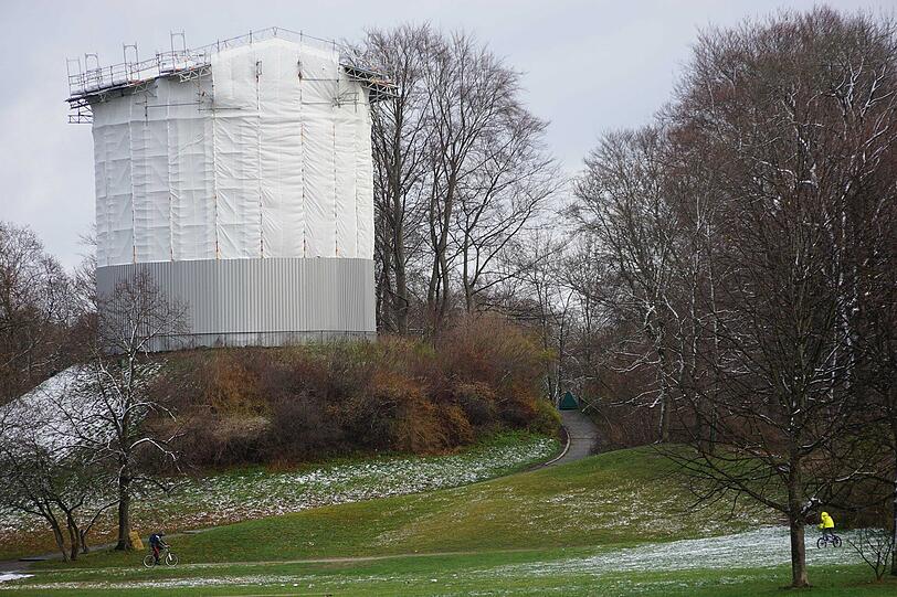 Gut verpackt: Der Monopteros erinnert derzeit beinahe an ein kleines Atomkraftwerk. Die aufwendige Sanierung des Wahrzeichens im Englischen Garten (Kosten: 750 000 Euro) dauert bis September 2016