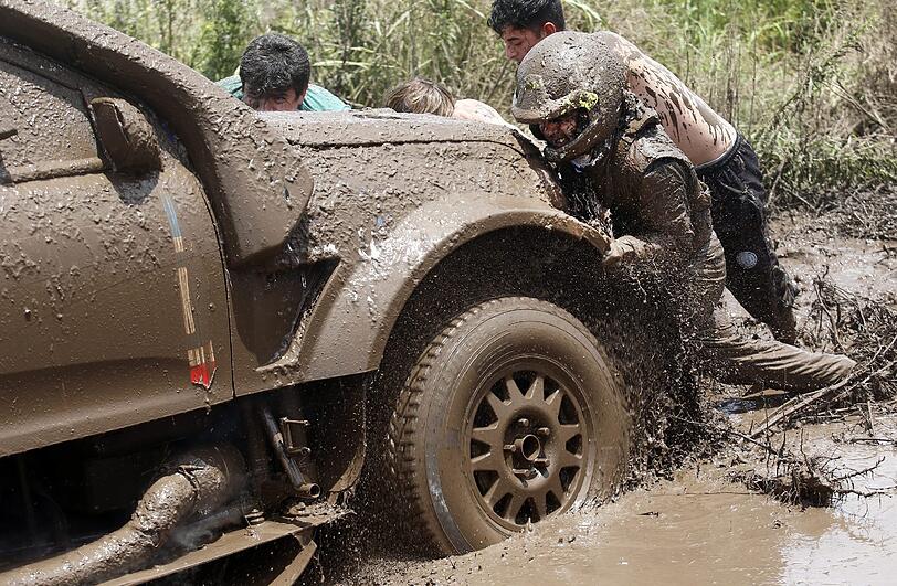 Die zweite Etappe der Rally Dakar war eine recht schlammige Angelegenheit. Während die Einen komplett im Matsch versanken...