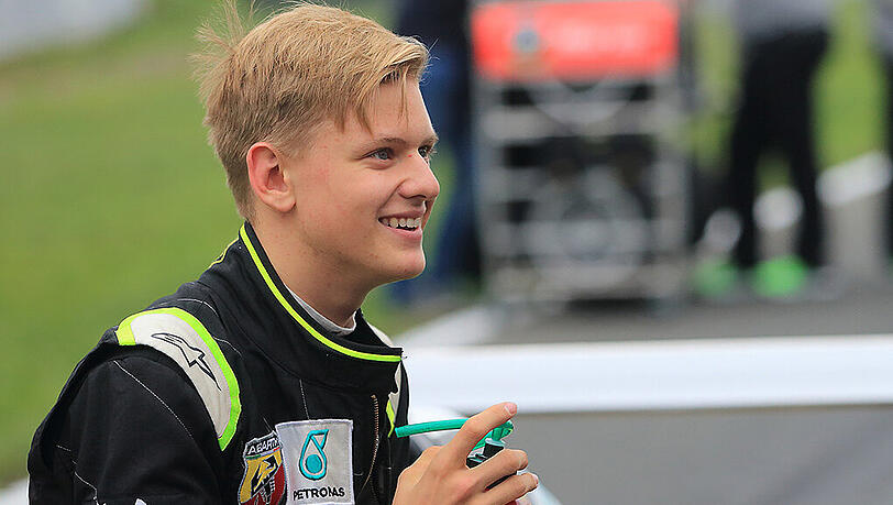 Mick Schumacher gab 2015 für Van Amersfoort Racing sein Debüt im Formel-Sport und feierte dabei einen Rennsieg. Mick Schumacher gab 2015 für Van Amersfoort Racing sein Debüt im Formel-Sport und feierte dabei einen Rennsieg.