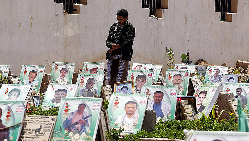 Gräber in Sanaa: In einer Woche sollen in Kuwait die Friedensverhandlungen beginnen. Foto: Yahya Arhab Gräber in Sanaa: In einer Woche sollen in Kuwait die Friedensverhandlungen beginnen. Foto: Yahya Arhab