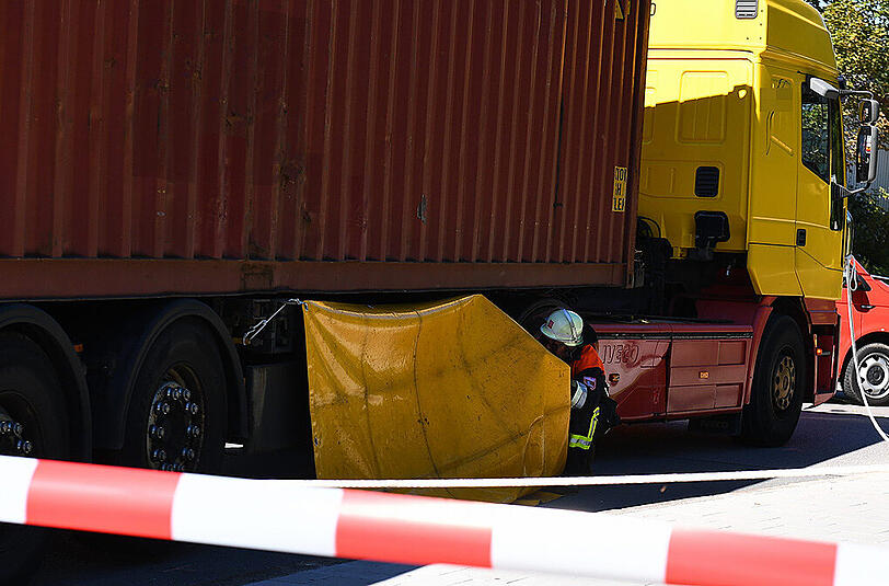 In Traunreut wurde eine Radlerin am Mittwoch von einem Lkw erfasst. Sie starb noch vor Ort. Die Feuerwehr sperrte die Kreuzung ab - die Bilder.