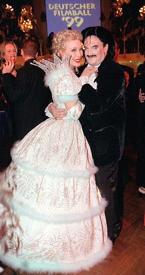 Rudolph Moshammer und Renate Hirsch aus Salzburg tanzen 1999.