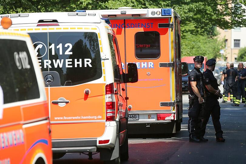 Auf strahlenden Sonnenschein folgten am Dienstag in weiten Teilen Deutschlands heftige Gewitter, welche Straßen überschwemmten und Dächer zum Einsturz brachten - die Bilder.