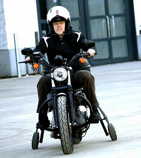 ...Die Spezial-Motorräder sind für den Straßenverkehr zugelassen, die Umrüstung kostet über 11000 Euro. Der Erfinder Wilhelm Költen aus Krefeld hat selbst ein Handicap: Ihm fehlt die rechte Hand. Der Zweiradmechaniker hat sich darauf spezialisiert, Fahrzeuge behindertengerecht umzurüsten.