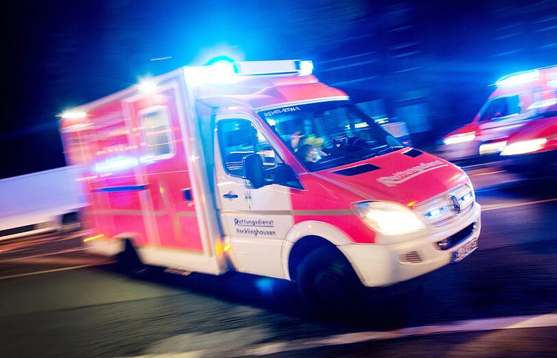 Ein Bauarbeiter ist bei einem Sturz schwerst verletzt worden. (Symbolbild)