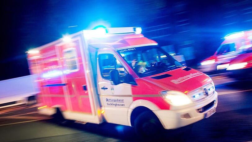 Ein Bauarbeiter ist bei einem Sturz schwerst verletzt worden. (Symbolbild) Ein Bauarbeiter ist bei einem Sturz schwerst verletzt worden. (Symbolbild)