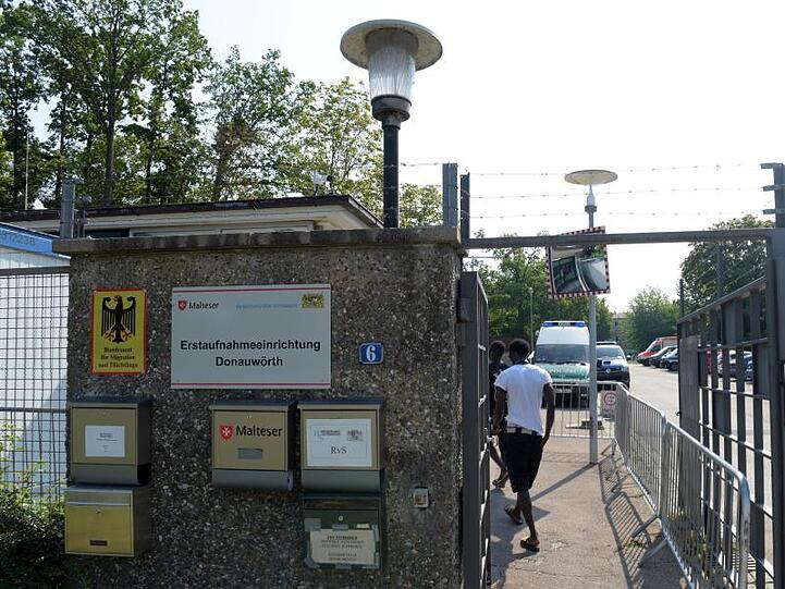 Ein Mann betritt das Ankerzentrum in Donauwörth. Foto: Stefan Puchner/Archivbild
