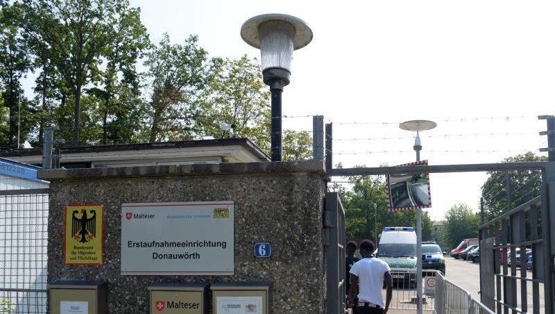 Ein Mann betritt das Ankerzentrum in Donauwörth. Foto: Stefan Puchner/Archivbild Ein Mann betritt das Ankerzentrum in Donauwörth. Foto: Stefan Puchner/Archivbild