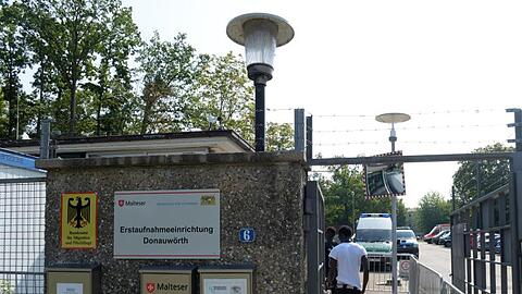 Ein Mann betritt das Ankerzentrum in Donauwörth. Foto: Stefan Puchner/Archivbild