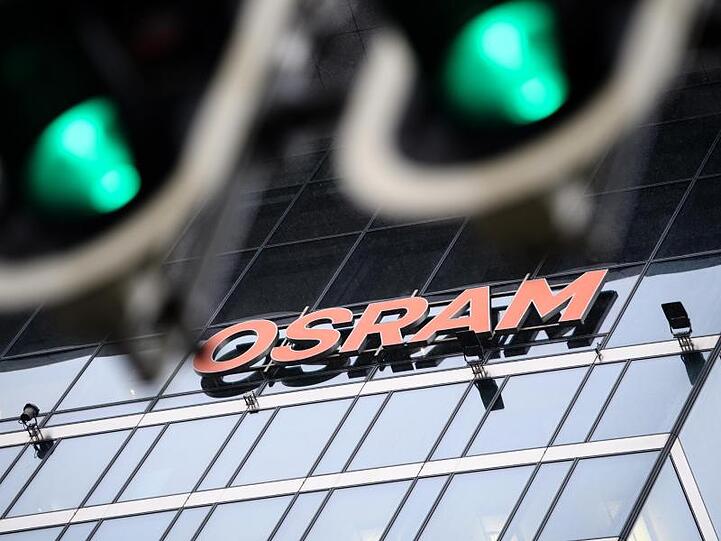 Zwei Ampeln zeigen vor der Zentrale der Firma Osram grünes Licht. Foto: Matthias Balk/Archivbild