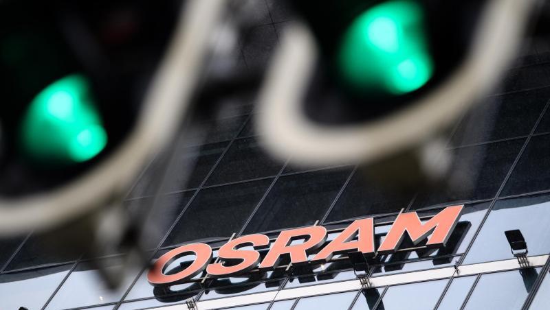 Zwei Ampeln zeigen vor der Zentrale der Firma Osram grünes Licht. Foto: Matthias Balk/Archivbild Zwei Ampeln zeigen vor der Zentrale der Firma Osram grünes Licht. Foto: Matthias Balk/Archivbild