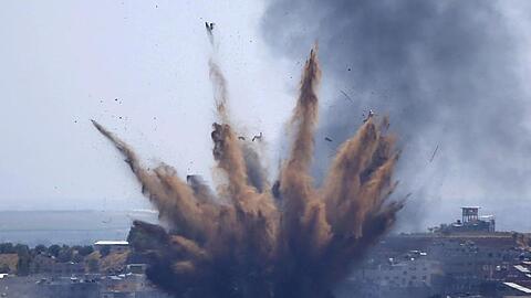 Rauch steigt nach einem israelischen Luftangriff in Gaza auf.