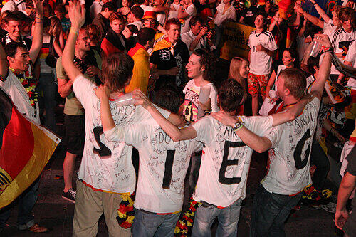 Sieg! Nach dem 3:2-Herzschlag-Halbfinale ist Deutschland dem Titel ganz nahe.