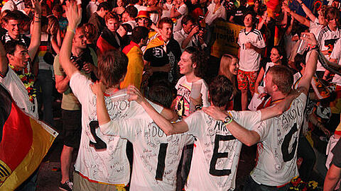 Sieg! Nach dem 3:2-Herzschlag-Halbfinale ist Deutschland dem Titel ganz nahe.
