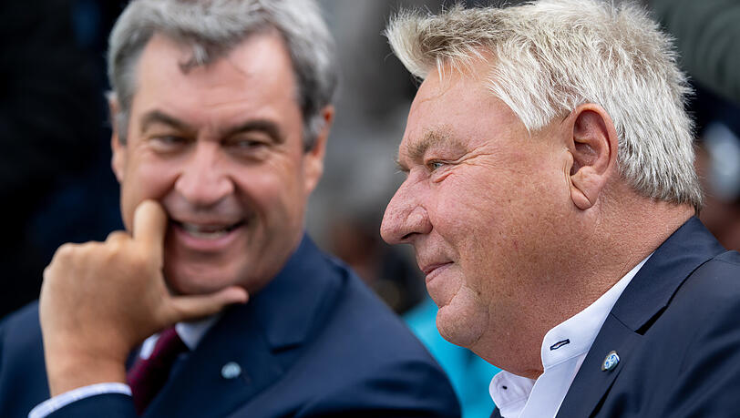 Markus S&ouml;der (CSU), Ministerpr&auml;sident von Bayern im Gespr&auml;ch mit Dietmar Holzapfel, Denkmal-Initiator und Wirt der "Deutschen Eiche".