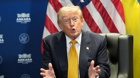 US-Präsident Donald Trump hat sich beim Nato-Gipfel in Ankara Spanien vorgeknöpft, dem er vorwarf, ein verlorener Fall und ein schrecklicher Nato-Partner zu sein. US-Präsident Donald Trump hat sich beim Nato-Gipfel in Ankara Spanien vorgeknöpft, dem er vorwarf, ein verlorener Fall und ein schrecklicher Nato-Partner zu sein.
