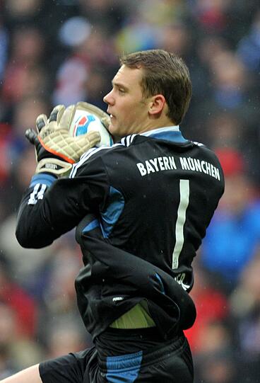 MANUEL NEUER: Zweites Duell für den Torwart mit seinem Ex-Klub. Etwas unsichere Parade gegen Metzelders Kopfball (35.). Musste nur die Schmähungen der Schalker Fans ertragen. Note 3