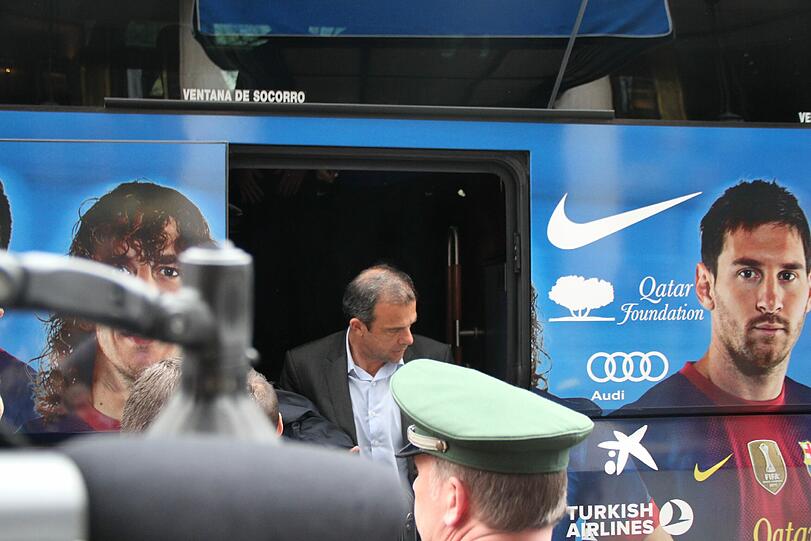 Hier kommt der FC Barcelona in München am Bayerischen Hof an. Die Bilder