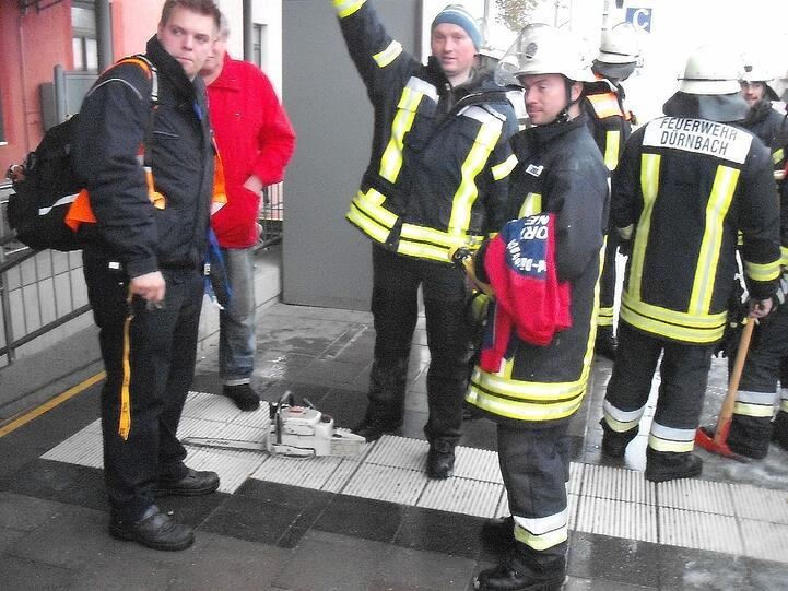 Wegen Schneebruch fährt die Freiwillige Feuerwehr mit Motorsägen Begleitschutz, um den Weg zwischen Holzkirchen und Lenggries freizuschneiden.