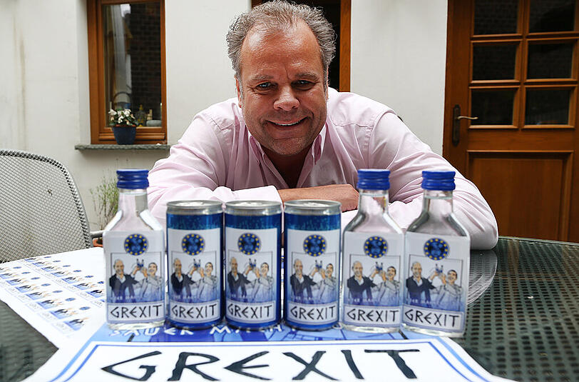 Ein möglicher "Grexit"  beseelt auch den Unternehmergeist: Uwe Dahlhoff aus Hamm möchte nächste Woche einen Lemon-Wodka-Likör mit entsprechender Aufschrift auf den Markt bringen.