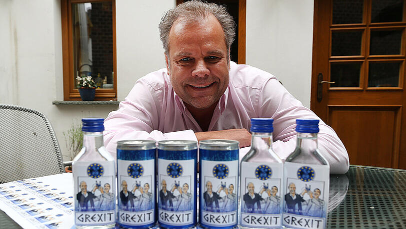 Ein möglicher "Grexit" beseelt auch den Unternehmergeist: Uwe Dahlhoff aus Hamm möchte nächste Woche einen Lemon-Wodka-Likör mit entsprechender Aufschrift auf den Markt bringen. Ein möglicher "Grexit" beseelt auch den Unternehmergeist: Uwe Dahlhoff aus Hamm möchte nächste Woche einen Lemon-Wodka-Likör mit entsprechender Aufschrift auf den Markt bringen.