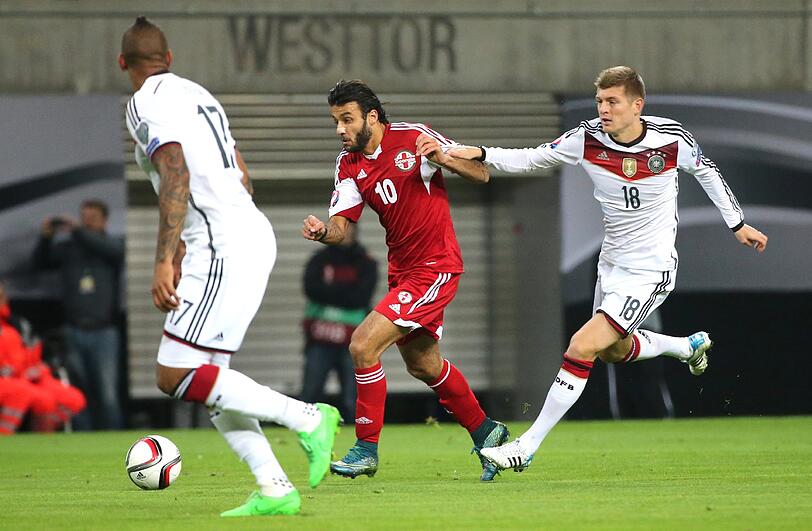 JÉROME BOATENG:  NOTE 3.
Versuchte durch Präsenz und Power dem Rest der Mannschaft zu  
demonstrieren, was die Stunde geschlagen hatte. Mischte sich im Laufe  
der Partie mehr und mehr in die Offensive ein. Weil er die  
Umständlichkeit dick hatte.