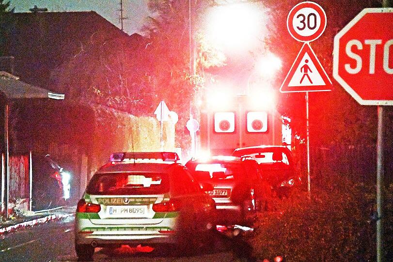 Bilder vom Mittwochabend: Einsatzkräfte von Polizei und Rettungsdienst vor dem Haus, in dem sich die Tat zugetragen hat.