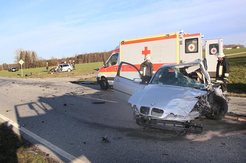 Am Karfreitag kam es zu einem Frontal-Crash auf der B12. 6 Menschen wurden verletzt, zwei von ihnen schwer.