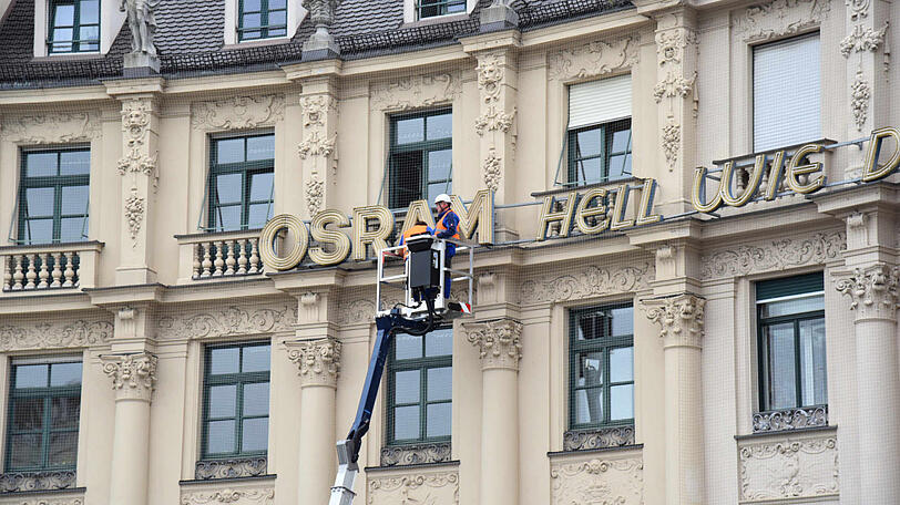 Handwerker montierten Anfang der Woche die berühmte Osram-Reklame am Stachus ab.
