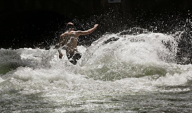 Der vielleicht schönste Platz an heißen Sommertagen: im Eisbach!