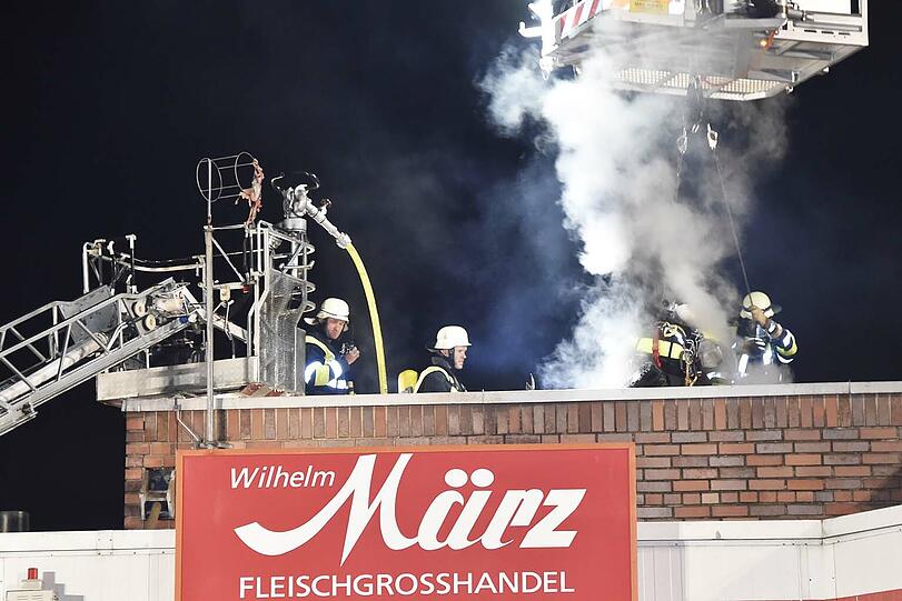 Um das Feuer zu löschen, muss die Feuerwehr das Dach der Schlachthof-Halle mit einer Spezialsäge  aufschneiden.