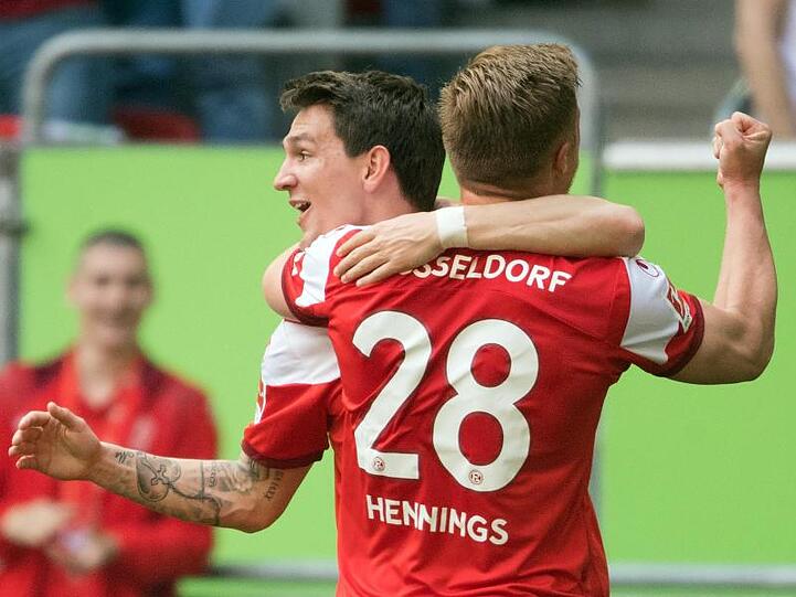 Die Düsseldorfer Rouwen Hennings (r) und Benito Raman feiern das Tor zum 3:0.