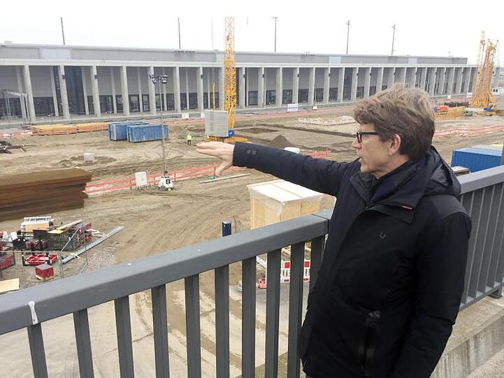 Engelbert Lütke Daldrup, Vorsitzender der Geschäftsführung der FBB, zeigt das im Bau befindliche Terminal 2 am Hauptstadtflughafen BER.