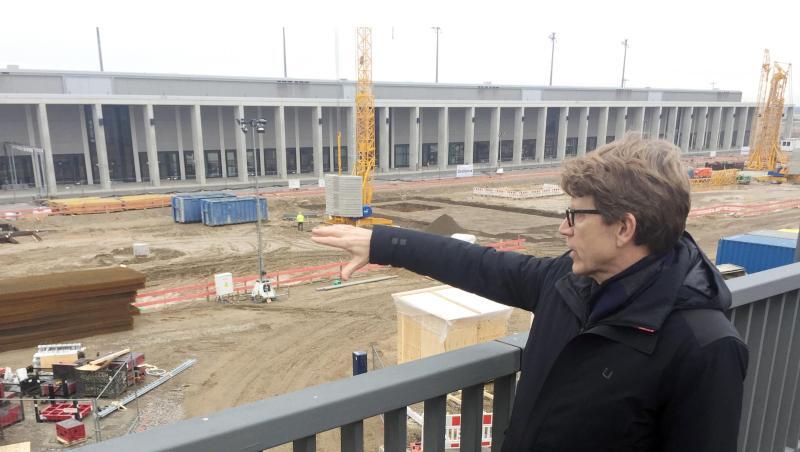 Engelbert Lütke Daldrup, Vorsitzender der Geschäftsführung der FBB, zeigt das im Bau befindliche Terminal 2 am Hauptstadtflughafen BER. Engelbert Lütke Daldrup, Vorsitzender der Geschäftsführung der FBB, zeigt das im Bau befindliche Terminal 2 am Hauptstadtflughafen BER.