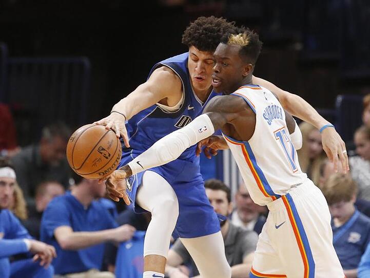 Dennis Schröder (r) führte die Oklahoma City Thunder zum Sieg.