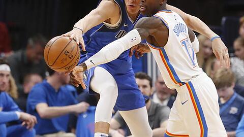 Dennis Schröder (r) führte die Oklahoma City Thunder zum Sieg.