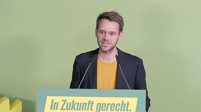Thomas von Sarnowski spricht beim einem Online-Parteitag der bayerischen Grünen.
