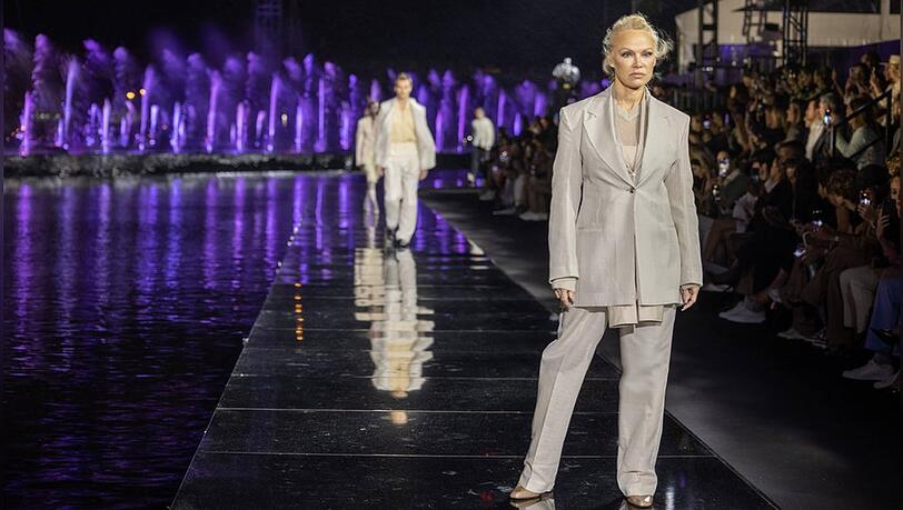 Pamela Anderson posiert für die Fotografen bei der Fashionshow von Hugo Boss.