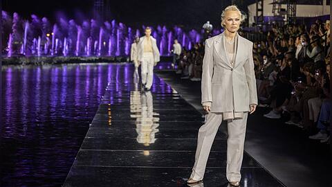 Pamela Anderson posiert für die Fotografen bei der Fashionshow von Hugo Boss.
