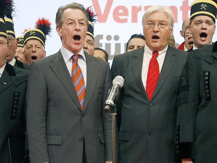 Kanzlerkandidat Steinmeier (r) und der neue SPD-Vorsitzende Müntefering wollen die Partei wieder an die Macht führen.