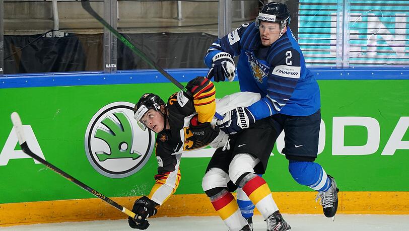 Ville Pokka (rechts), 2022 Olympiasieger mit Finnland, soll die Abwehr des EHC München verstärken. (Archivbild)