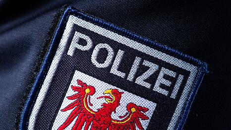 Die Polizei hat nach Zeugenhinweisen ein totes Baby in einem Wohnhaus gefunden. (Symbolbild)