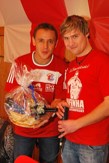 Weihnachtsüberraschung: Die Bayern-Stars Rafinha, Badstuber, Kroos, Boateng & Co. waren am Wochenende bei zahlreichen Fanklubs zu Besuch - und als Präsent hatten sie nach dem 4:1-Sieg gegen Werder Bremen sogar die Tabellenführung im Gepäck: Die Bilder.